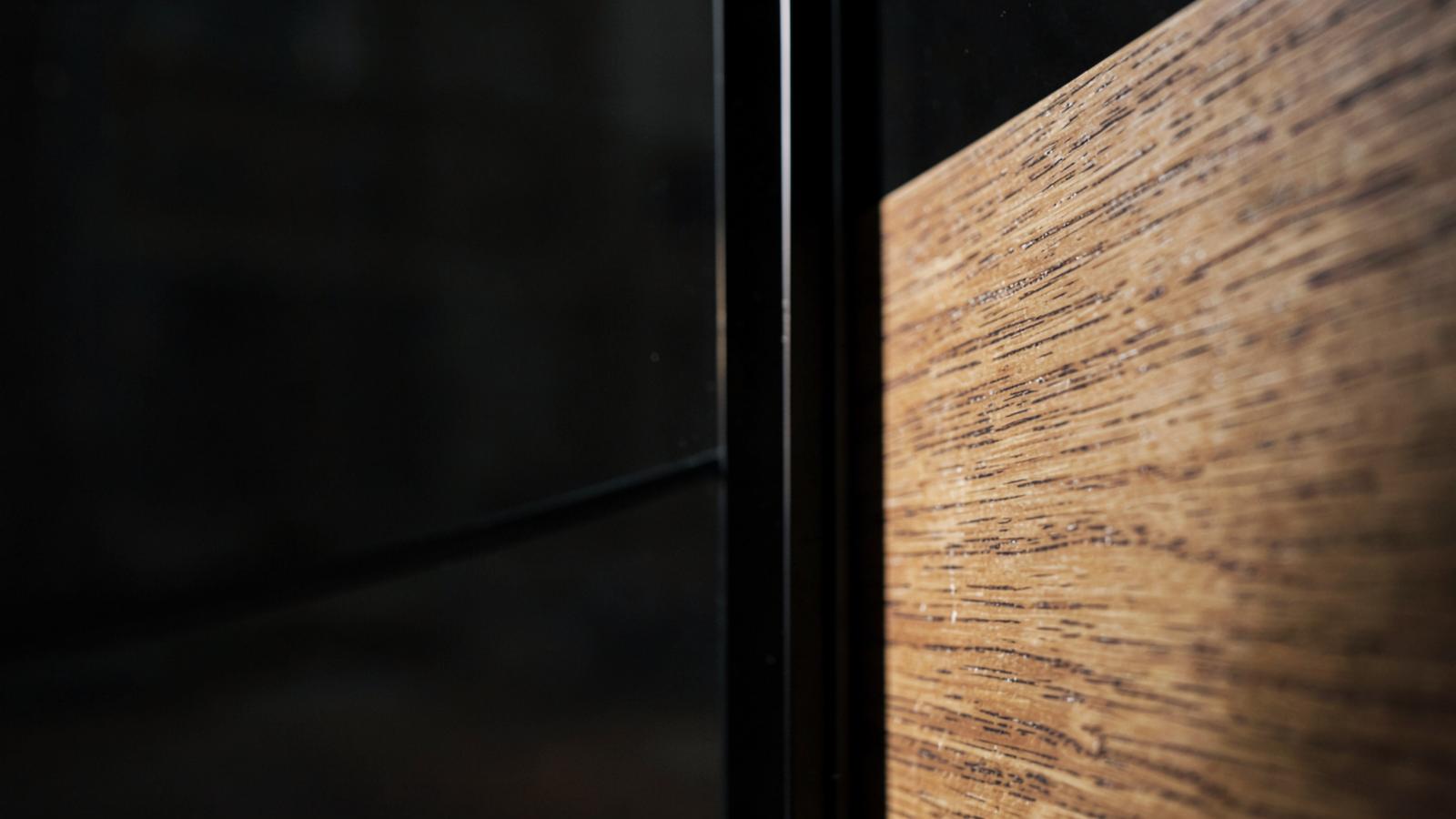 Detalle de encuentro entre perfilería de mampara y panel de madera